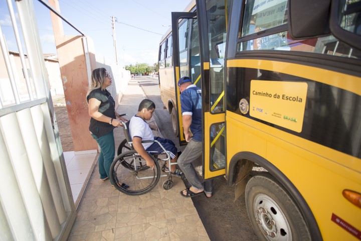 O ônibus escolar passa todos os dias na casa de Niltomar. Foto: UNICEF/BRZ/Pablo Pinheiro