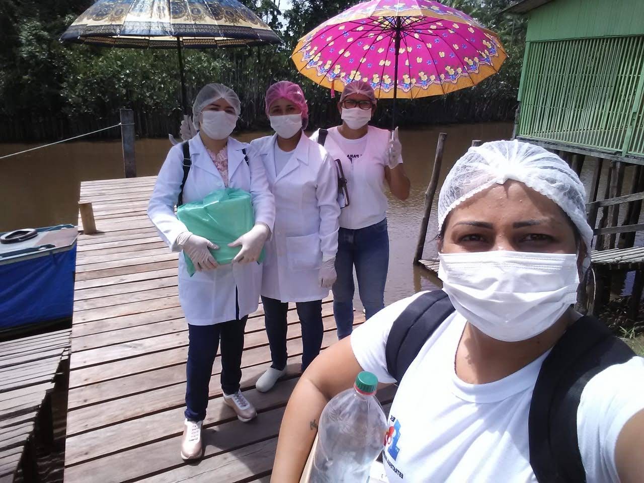A enfermeira Andreia Vasconcelos está no canto direito segurando o isopor durante mutirão de vacinação em Santana (AP). Crédito: Foto cedida pelo município.