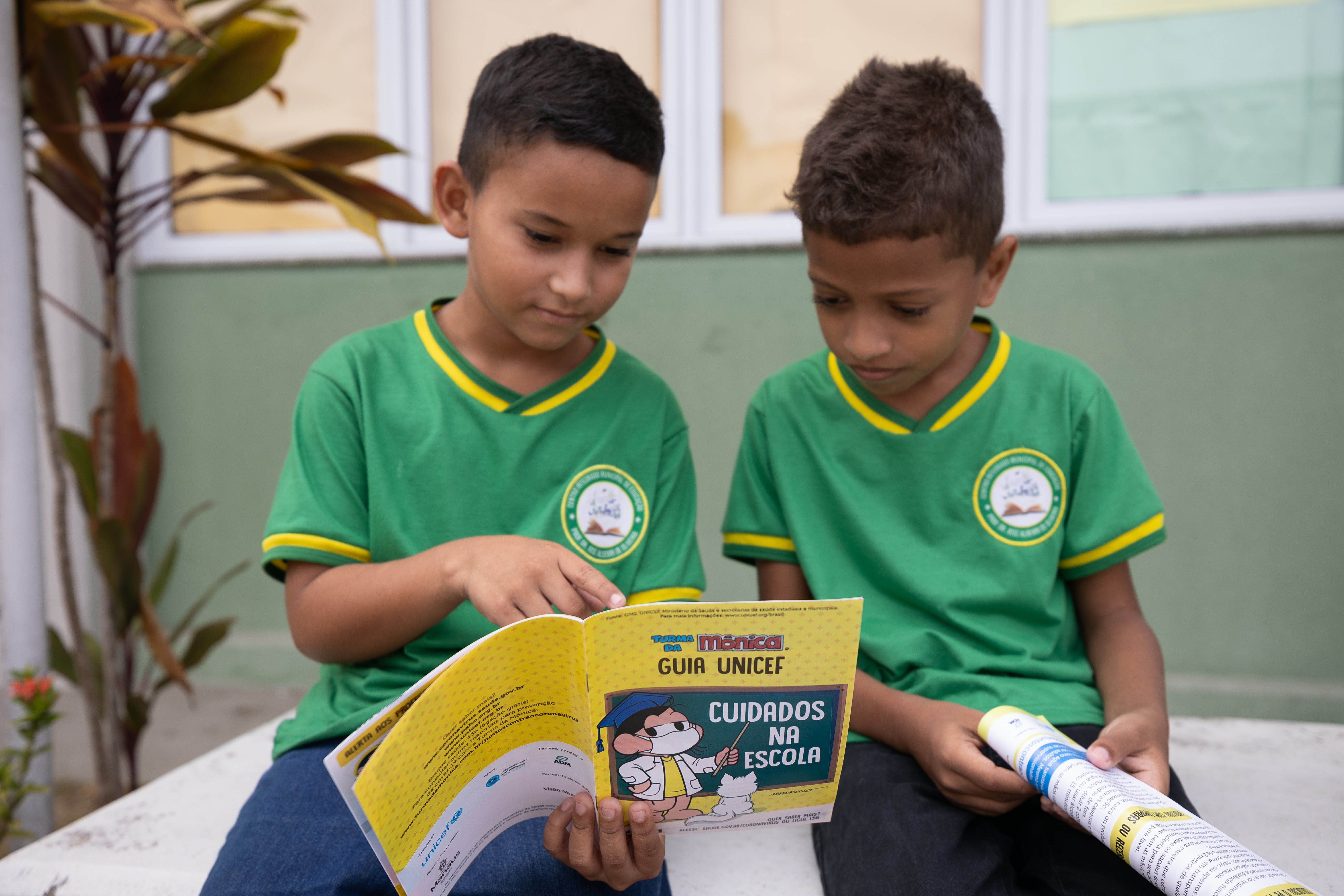 Ao menos 215 alunos da Escola Municipal Polo Francisca Duran Costa, localizada na zona rural do município de Rolim de Moura, em Rondônia, foram contemplados nessa quarta-feira, 21/09, com o projeto “Águas e Higiene nas Escolas”, uma realização do Fundo das Nações Unidas para a Infância (UNICEF), em parceria com a empresa ADM e Prefeitura de Rolim de Moura, e implementado pela Visão Mundial. O projeto beneficia unidades de ensino localizadas em áreas de vulnerabilidade social com material de higiene e educativo. Nessa escola, foram entregues duas estações de lavagem de mãos e kits de higiene que inclui sabonete líquido, papel toalha e absorventes higiênicos para dignidade menstrual de meninas. A escola oferece educação infantil e ensino fundamental, somando cerca de 362 alunos matriculados. “Além de entregas dos materiais, o projeto tem ações para fortalecer os protocolos de água, saneamento e higiene, prevenção e controle de infecções no ambiente escolar. Estão sendo realizados também capacitação de professores em protocolos de saúde, campanhas de conscientização e orientações sobre hábitos de higiene para os estudantes, limitando assim a transmissão do coronavírus no ambiente escolar, além de comportamentos protetivos de saúde e medidas de prevenção e/ou mitigação do risco de disseminação de doenças evitáveis, como diarreia e dengue”, explica Paulo Diógenes, especialista em Água, Saneamento e Higiene do UNICEF.  Para Alessandra Souza, gestora da escola Escola Municipal Polo Francisca Duran Costa, essa parceria com o projeto do UNICEF chegou em um momento excepcional. “Essas estações de lavagem de mãos são algo novo, diferente, bonita e que chama atenção dos alunos. Estamos super felizes pela escola ter sido contemplada com essa iniciativa, sem contar que é tudo super acessível para os alunos da educação infantil até o 5º ano do ensino fundamental. Além disso, tem também os absorventes higiênicos, que chegam para impulsionar um projeto de dignidade menstrual que iniciamos na escola, haja vista que a nossa escola 