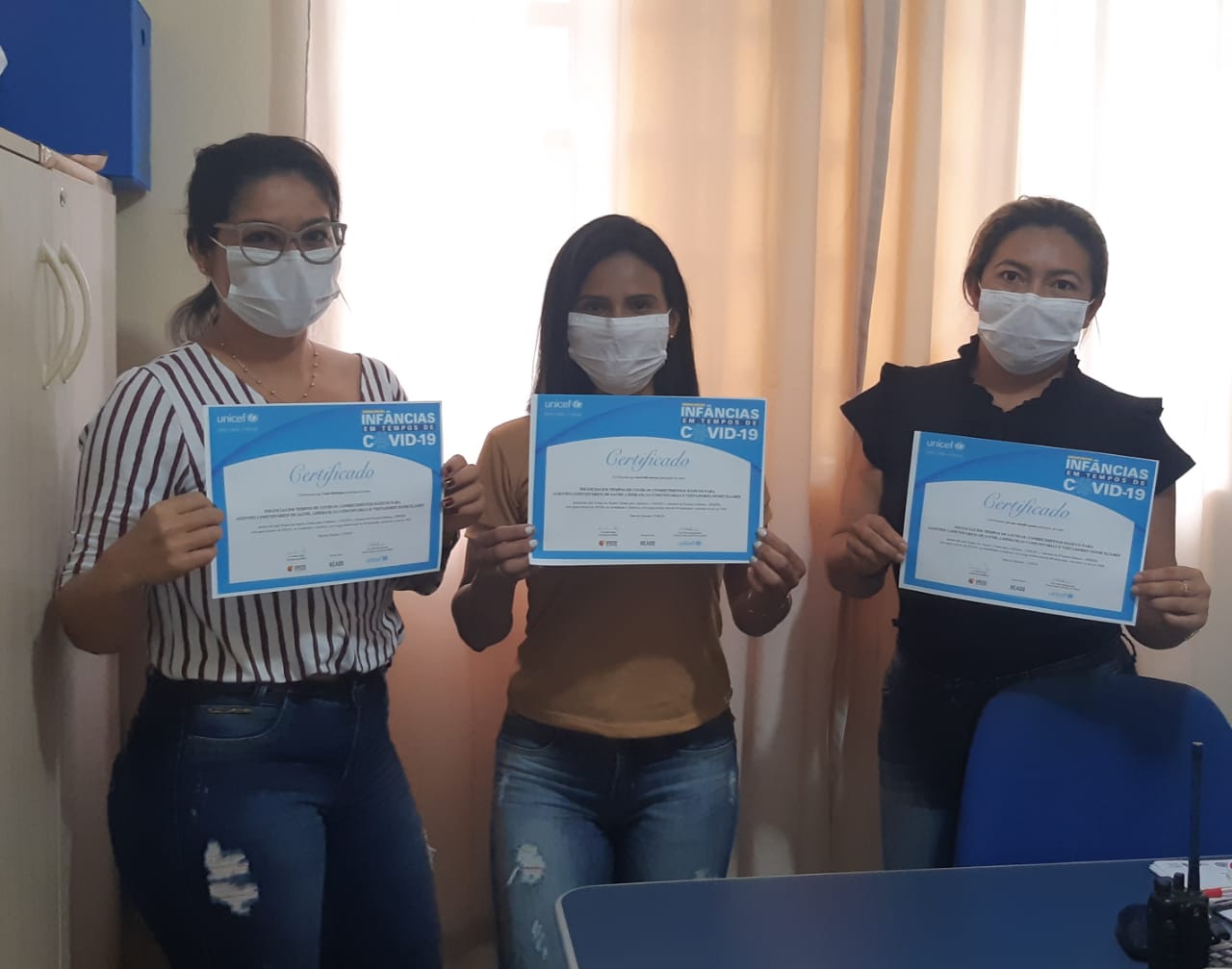 Vânia Rodrigues(camisa listrada), enfermeira e Coordenadora da Saúde da Criança, participou do curso junto à outras colegas de trabalho.