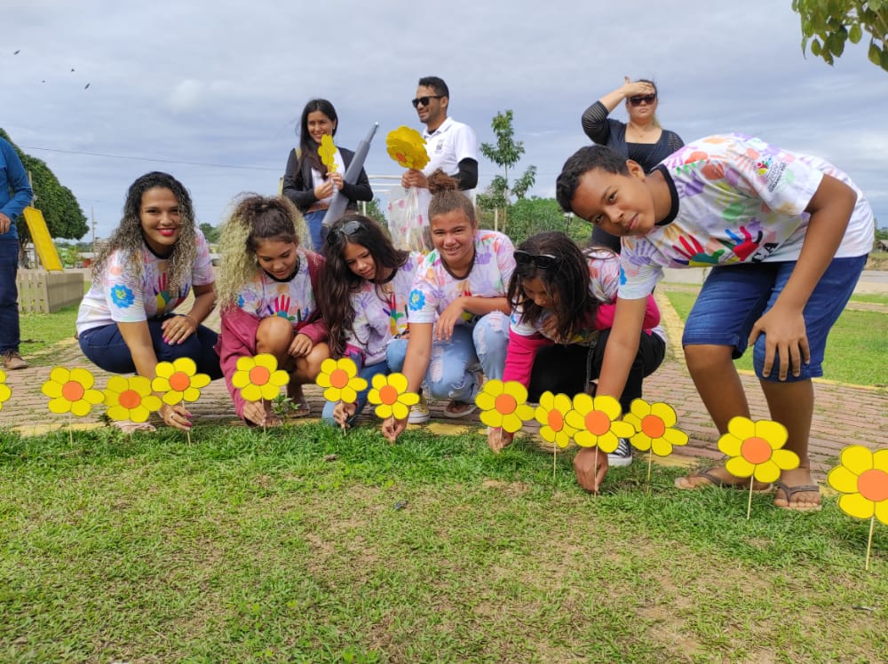 Adolescentes do NUCA de Jordão, no Acre, plantam flores do Faça Bonito em praça (Foto: Cristiana Cardoso-Jordão/AC)