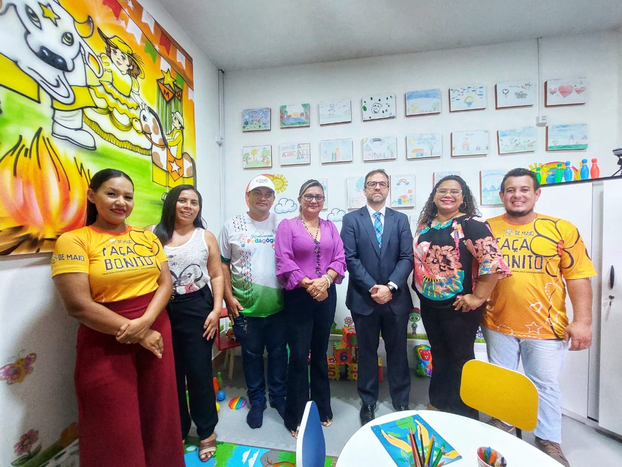 O espaço é direcionado a crianças e adolescentes vítimas de violência e  foi decorado com desenhos de alunos de creches e escolas do projeto “O lugar onde eu vivo”