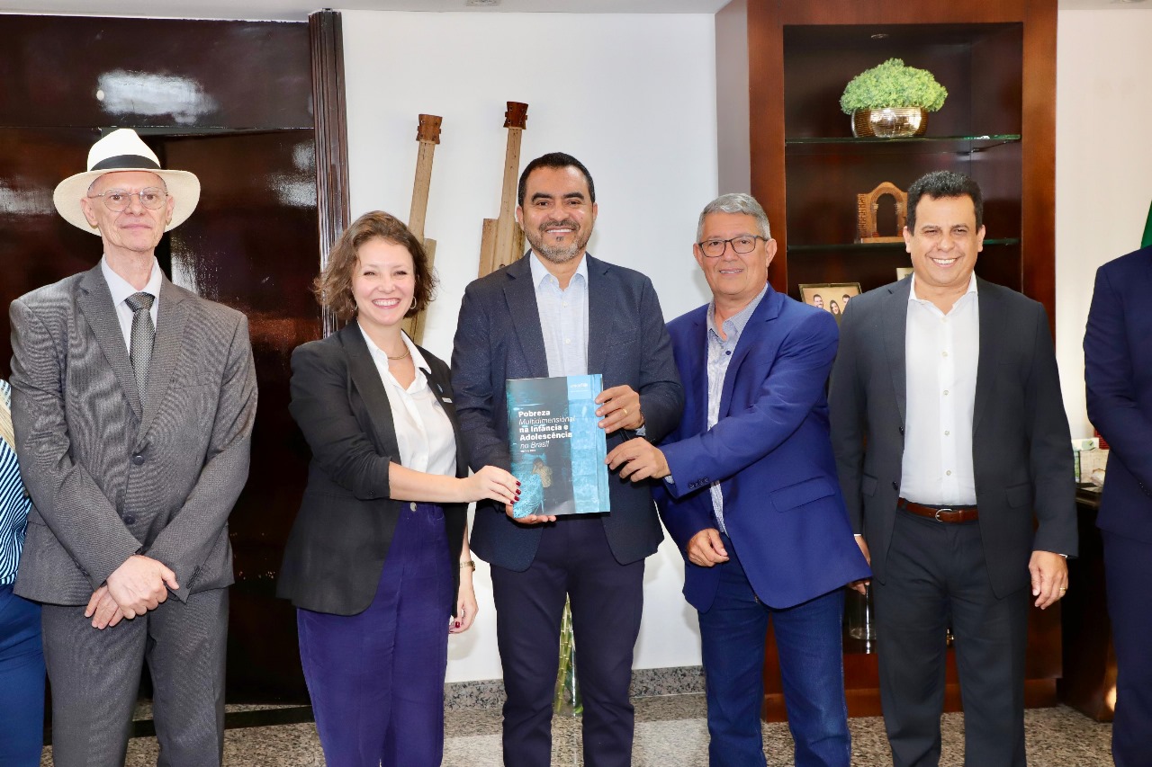 Da esquerda para direita, Presidente do TCE-TO, Mariana Rocha, Chefe do Escritório do UNICEF para o Tocantins, Governador do Tocantins, Presidente da Associação Tocantinense de Municípios e Secretário de Educação do Estado do Tocantins