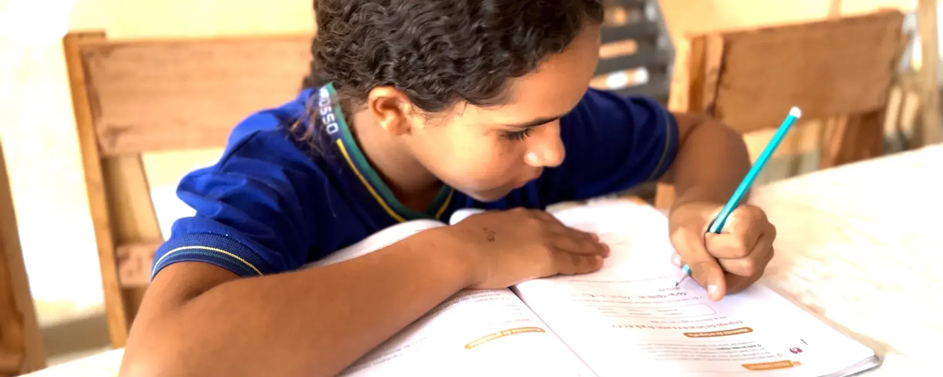 Adolescente negra escrevendo em um livro
