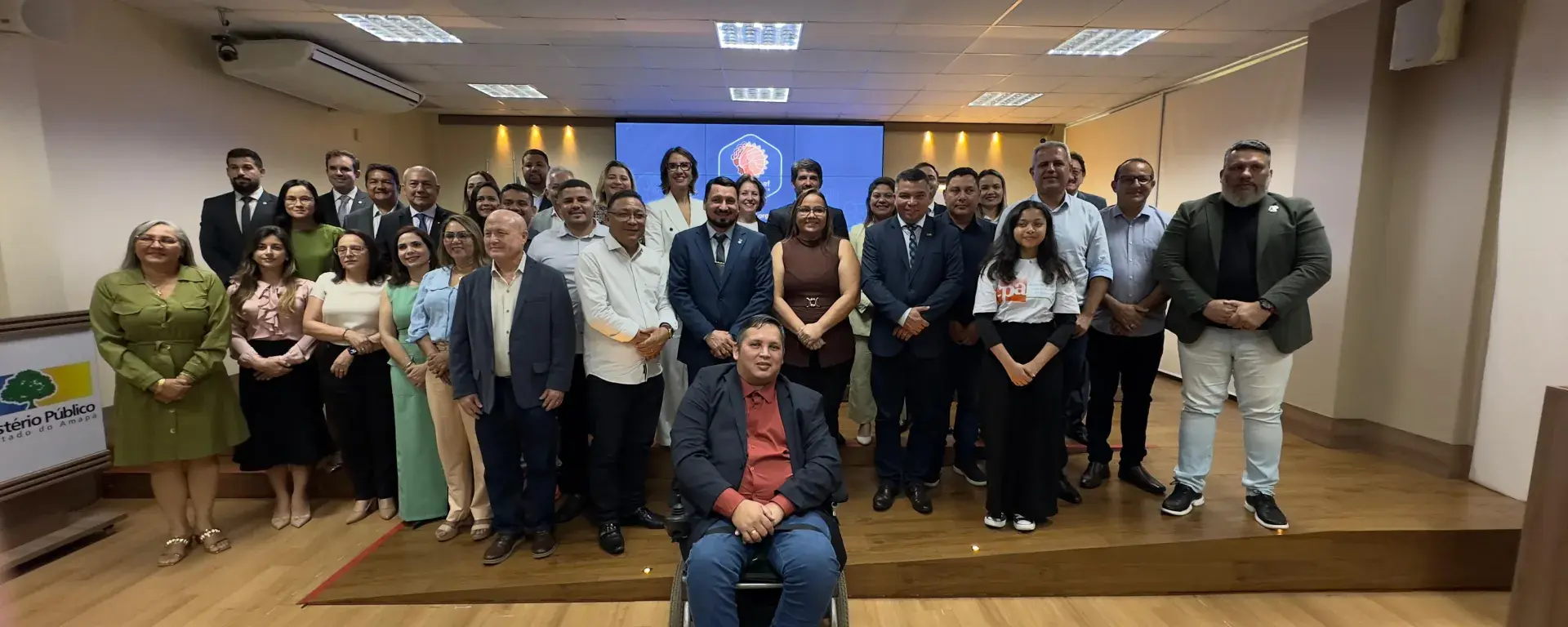 Foto com participantes do evento.