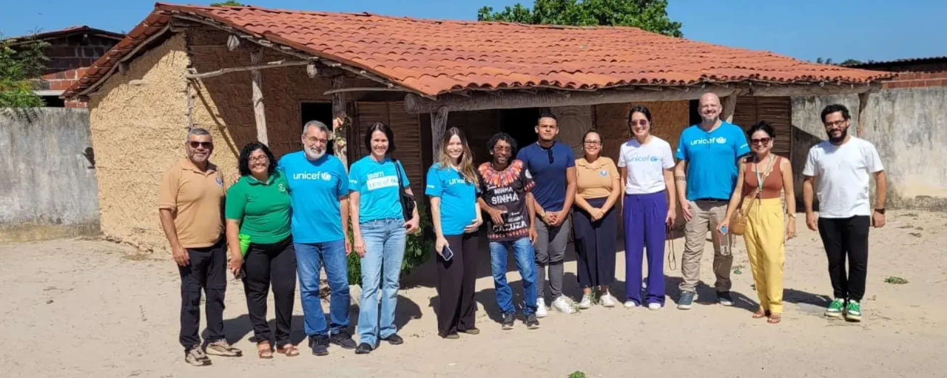 Grupo do UNICEF pousa para foto