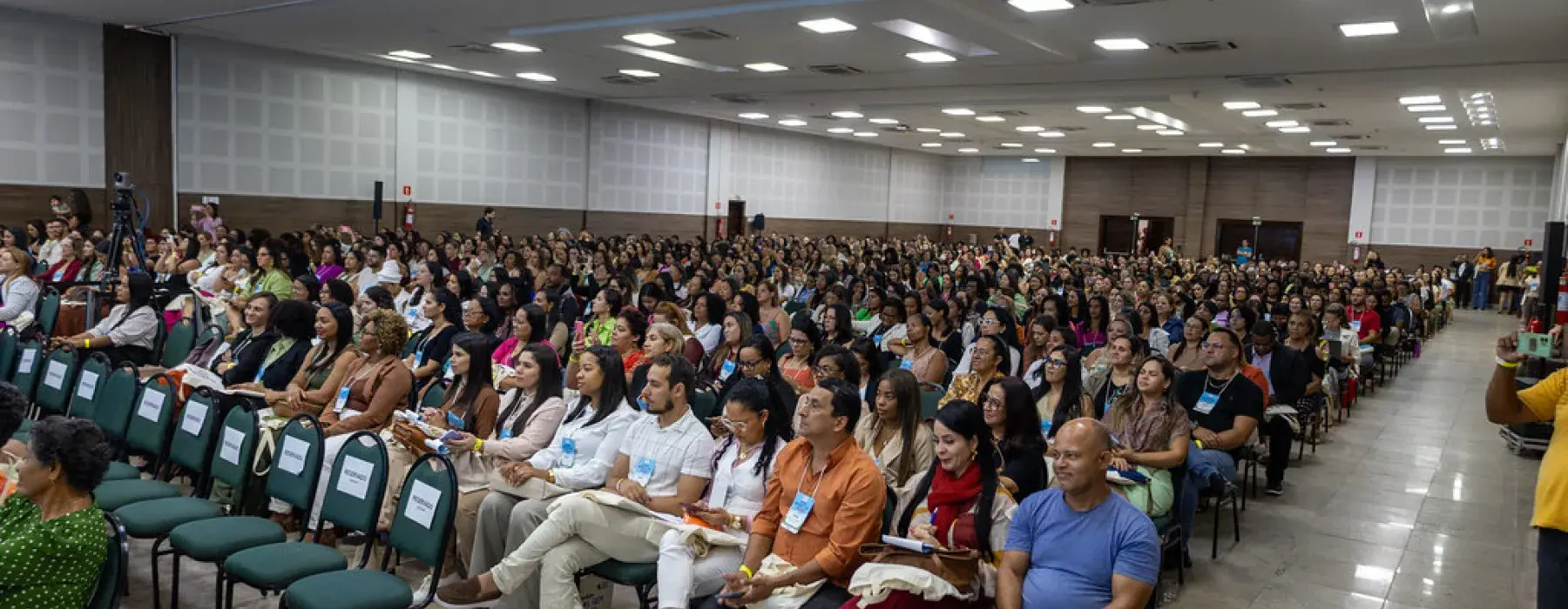 pessoas assistindo a uma palestra