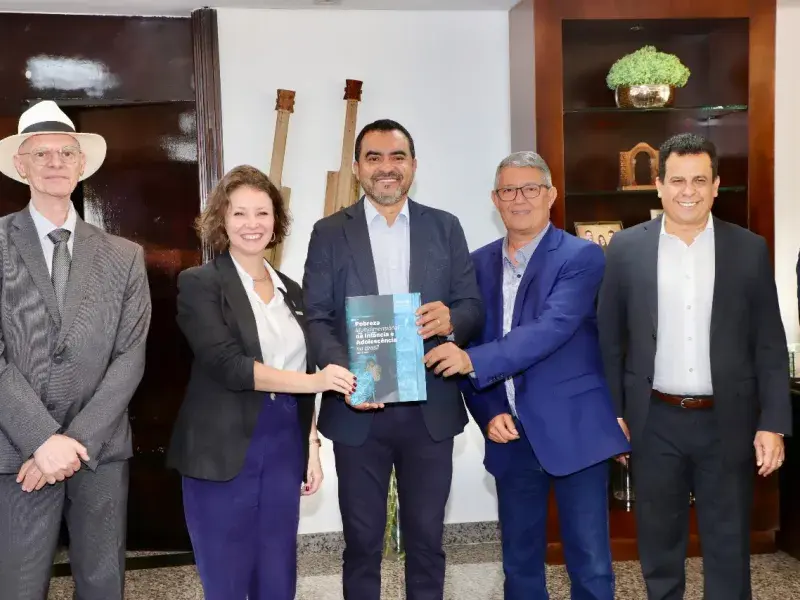 Da esquerda para direita, Presidente do TCE-TO, Mariana Rocha, Chefe do Escritório do UNICEF para o Tocantins, Governador do Tocantins, Presidente da Associação Tocantinense de Municípios e Secretário de Educação do Estado do Tocantins
