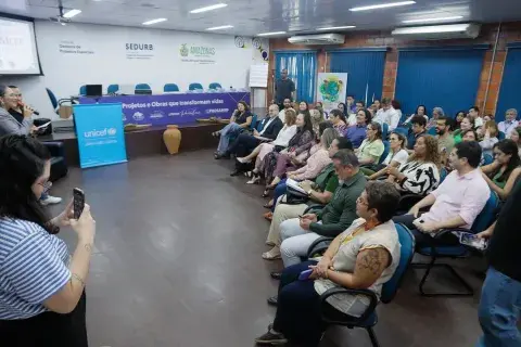 Plateia prestigiando evento