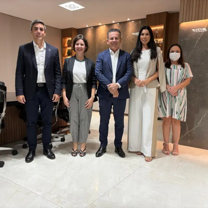 Foto com o governador do Mato Grosso, Mauro Mendes, a chefe do escritório do UNICEF em Belém, Mariana Rocha, o secretário de Educação, Alan Porto e a secretária municipal de Planejamento Urbano e Habitação e presidente da Associação de Desenvolvimento Social dos Municípios do Estado do Mato Grosso (APDM), Scheila Pedroso