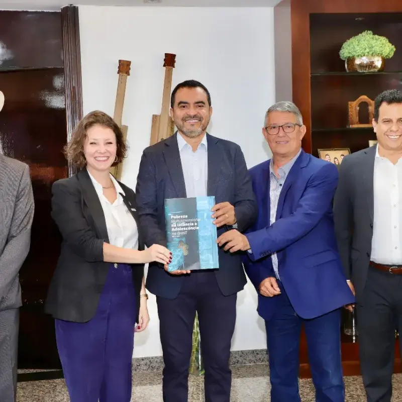 Da esquerda para direita, Presidente do TCE-TO, Mariana Rocha, Chefe do Escritório do UNICEF para o Tocantins, Governador do Tocantins, Presidente da Associação Tocantinense de Municípios e Secretário de Educação do Estado do Tocantins
