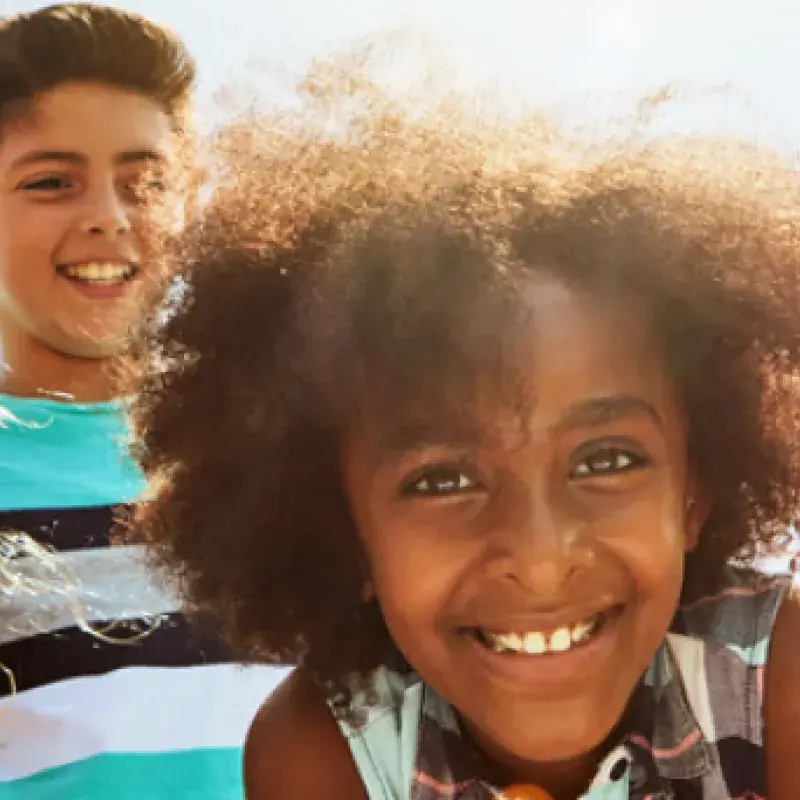 Menina negra sorri para a foto