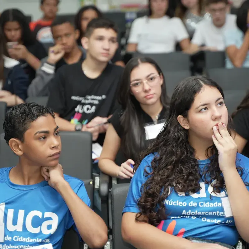 Adolescentes no auditório