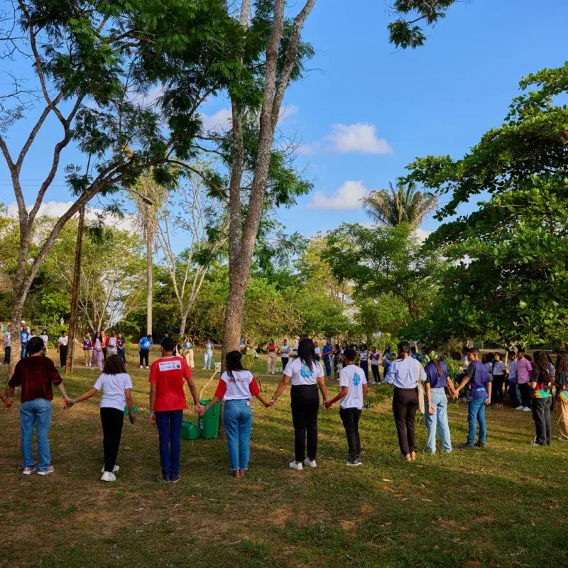 adolescentes estão reunidos em uma roda