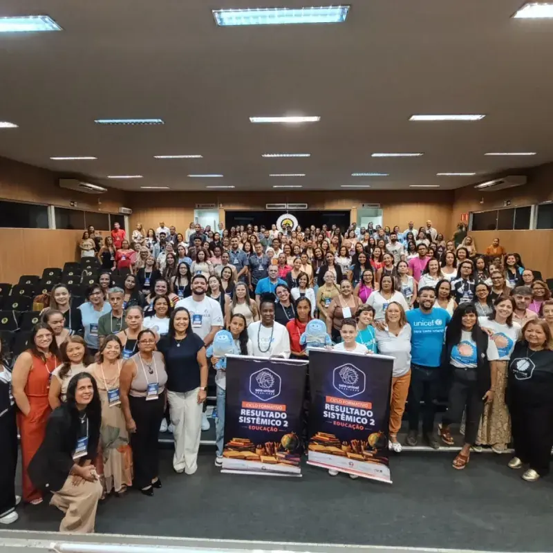 Na foto há cerca de 160 pessoas, mobilizadores, articuladores e participantes do Selo UNICEF em um auditorio