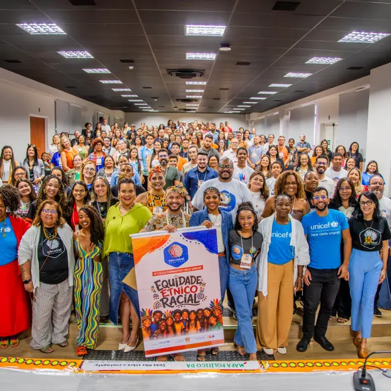 Foto coletiva dos participantes do 4º Ciclo Formativo do Selo UNICEF, reunidos em um encontro sobre Equidade Étnico-Racial, com ampla diversidade de adolescentes, jovens e profissionais.
