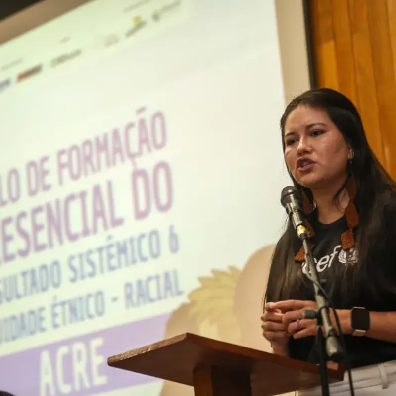 Mulher discursando